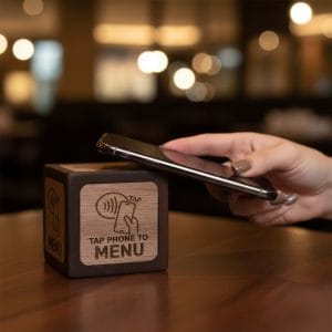 Centro de mesa NFC cubo obscuro